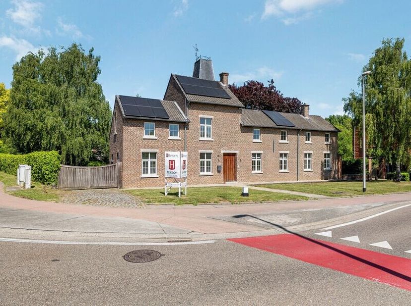 Uniek en goed gelegen landhuis met +-330m² woonbeleving ligt op een perceel van 1278m² te Halen. Deze beschikt over een grote leefruimte met aansluite