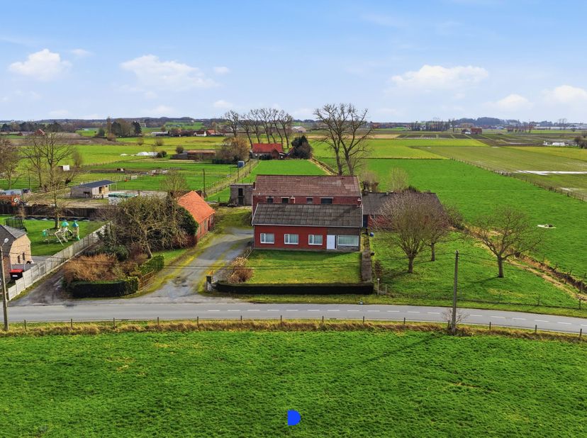 Oude hoeve bestaande uit een woning, stallingen, hangar en omliggende weides.<br />
Er is&amp;nbsp;mogelijkheid om bijkomend ca. 4,51ha achterliggende gro