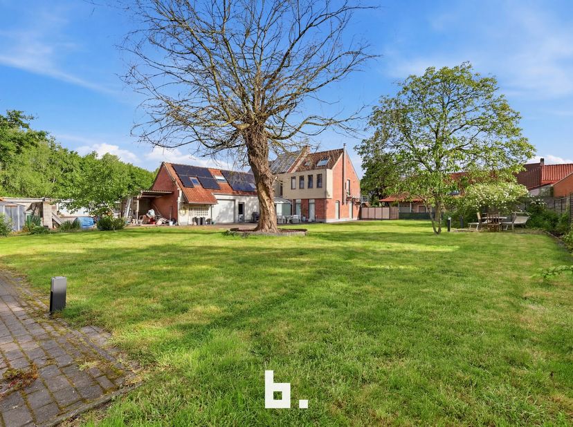 Deze ruime en veelzijdige woning, gelegen in een rustige doodlopende straat, biedt uitzonderlijk veel comfort en ruimte, ideaal voor grote gezinnen, z