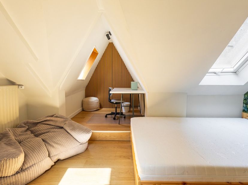 Exclusieve investeringsopportuniteit: drie luxueuze studentenkamers in beschermd herenhuis te Brugge Op een toplocatie in Brugge, in het prestigieuze