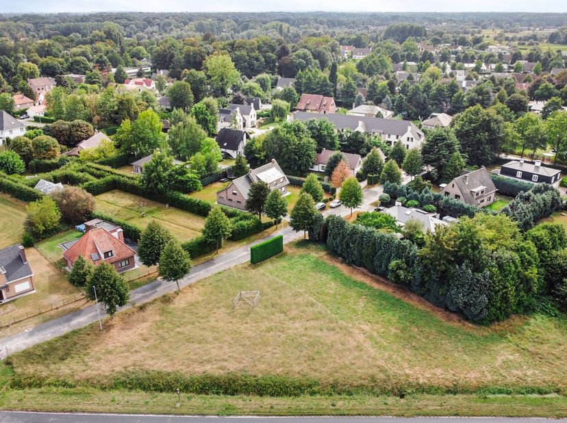 Avec une largeur de parcelle de 14,5 m, ce site constitue une bonne base pour la construction d'une maison individuelle. La forme rectangulaire aux pr
