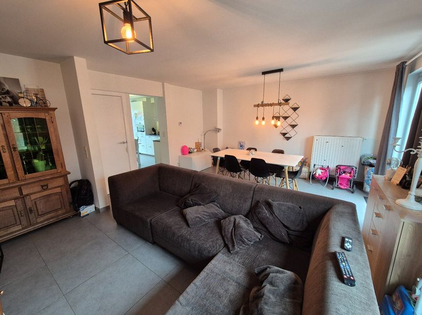 Deze charmante halfopen bebouwing is gelegen in een rustige woonwijk, op korte afstand van het centrum van Hasselt.<br />
De woning beschikt over een