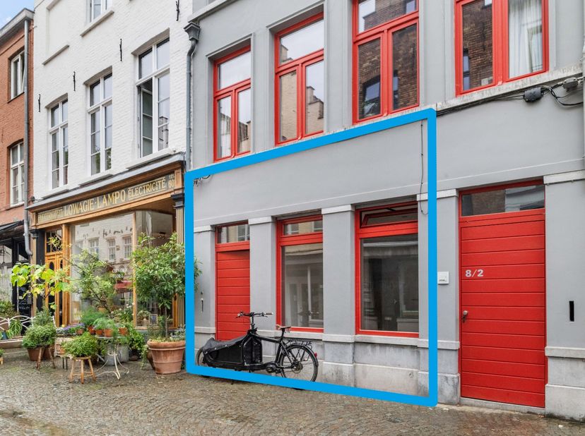 BRUGGE - STARTPRIJS - GELIJKVLOERS APPARTEMENT met TERRAS, op een UITZONDERLIJKE LIGGING nabij de Rozenhoedkaai en de Vismarkt. FUNCTIONEEL UITGEPUURD