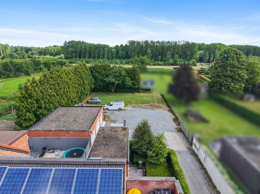 Bent u op zoek naar een ruim appartement met veel leefruimte en een gunstige ligging? Dan is dit appartement aan Groeneschild 35 in Heers zeker een be