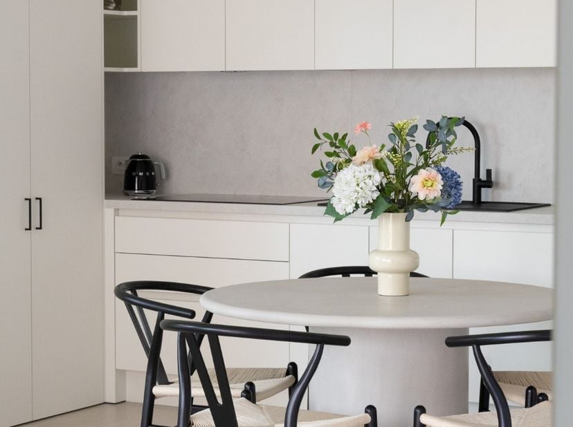 Gezellig appartement op de eerste verdieping die beschikt over een gezellige leefruimte, open keuken, 1 slaapkamer, badkamer, afzonderlijk toilet en b