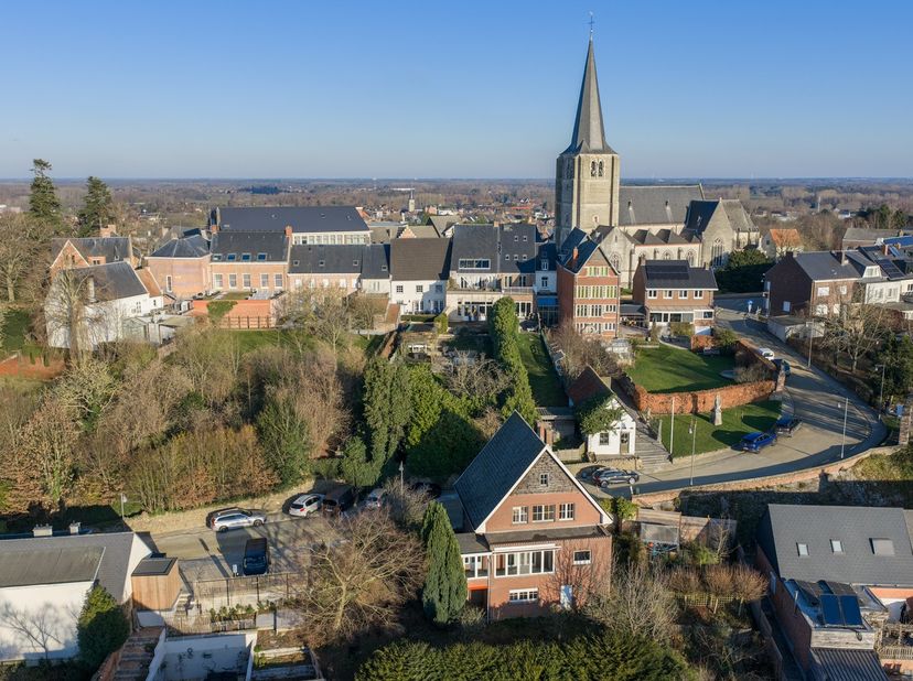 Op een uitzonderlijke locatie in Heist-op-den-Berg bevindt zich deze te renoveren woning met 3 slaapkamers, gelegen op een perceel van 461 m². De woni