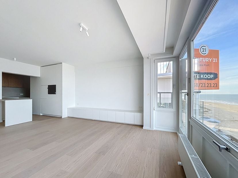 Dit appartement op de achtste verdieping (type doorloper) werd volledig gerenoveerd met hoogwaardige materialen en ingemaakte kasten.&amp;nbsp; De indelin