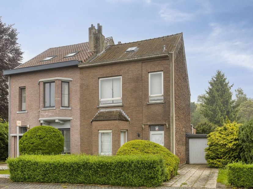 Te renoveren woning met een tuin van 120 m diep en 12 m breed met een groot uitbreidingspotentieel.<br />
<br />
Ontdek deze parel in Sint-Jans-Molenb