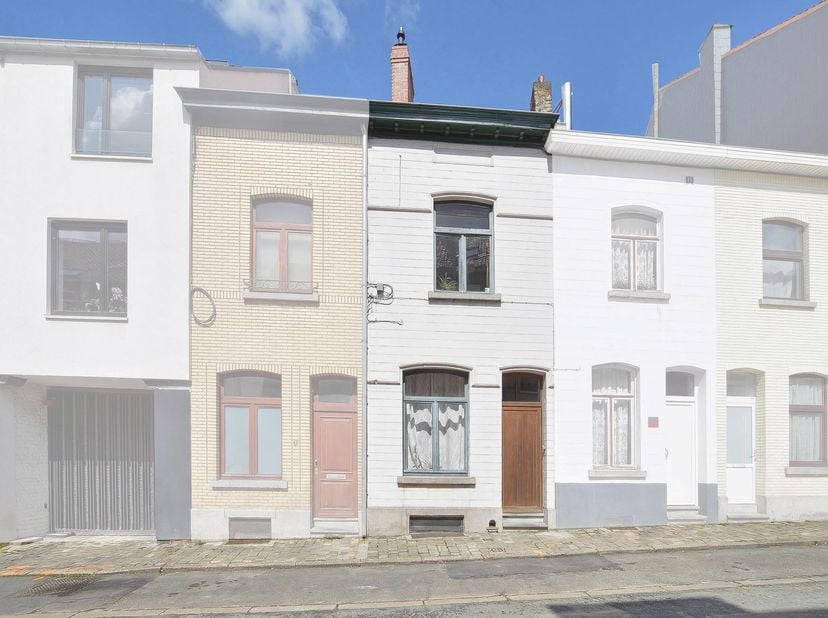 Maxime Real Estate vous propose cette maison 3 chambres à rénover.<br />
Située dans une rue à sens unique (actuellement en travaux), à proximité de l