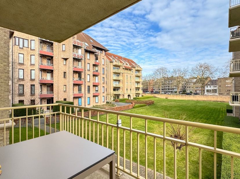 BRUGES - PRIX DE DÉPART - Appartement contemporain SPACIEUX de 2 chambres ensoleillé (1er étage) avec une VUE MAGNIFIQUE SUR L'EAU. Possibilité d'acha