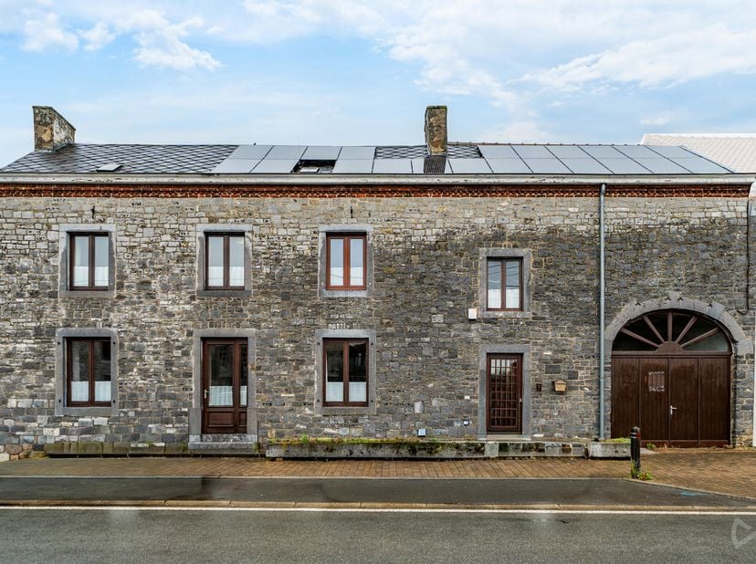 Imposante maison en pierre pleine de cachet située au cœur du village de Biesme. Derrière son caractère authentique se cache un potentiel exceptionnel