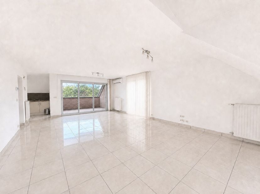 <br />
In het centrum van Alken, aan de Motstraat 9, bevindt zich dit ruime duplexappartement met een bewoonbare oppervlakte van 130 m². Het apparteme