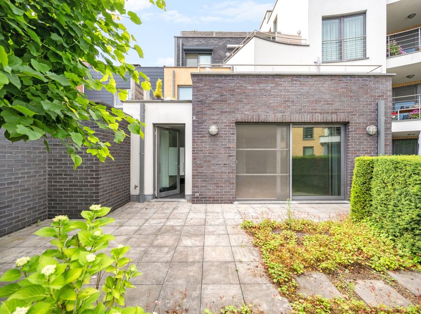 Dit topklasse appartement is gelegen in kleinschalig complex op wandelafstand van de Grote Markt. Het appartement omvat een inkomhal, riante woonkamer
