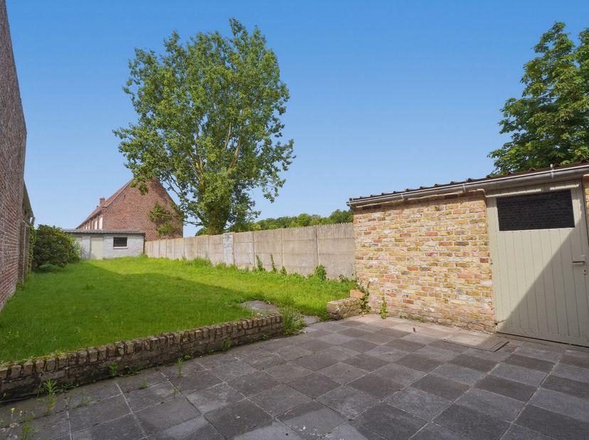 Deze recent gerenoveerde rijwoning is centraal gelegen aan het marktplein van Merkem en combineert hedendaags wooncomfort met het karakter van een aut