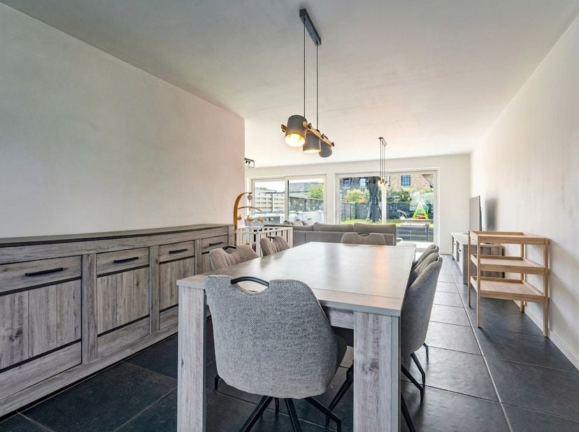 Deze recente en instapklare woning (bouwjaar 2022) is gelegen in een rustige straat op De Mokker in Koekelare. Dankzij de nabijheid van scholen, bakke