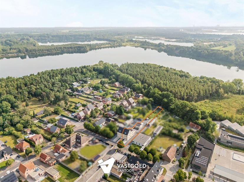 Moderne en energiezuinige kangoeroewoning op unieke locatie in Mol-Rauw<br />
Belangrijkste troeven:<br />
Recente woning (bouwjaar 2020)<br />
Energi
