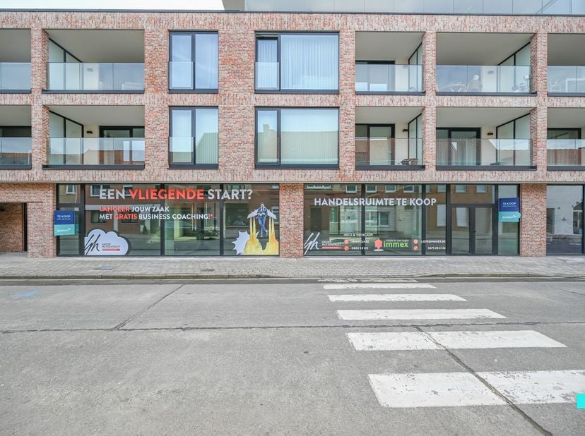 Ondernemen in het centrum van Desselgem, op een 15-tal minuten van Waregem en Kortrijk? Hier treffen we met deze ruime handelsruimte van 116 m² een id