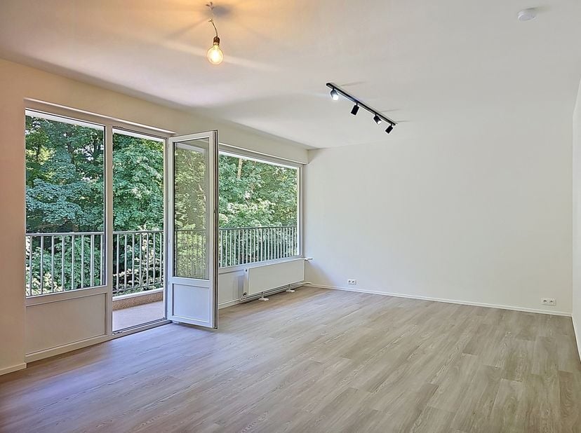 Te huur — Appartement met 3 slaapkamers — Uccle, vlakbij Place Saint-Job — ±115 m² + 13 m² terras<br />
Dit charmante appartement met 3 slaapkamers li