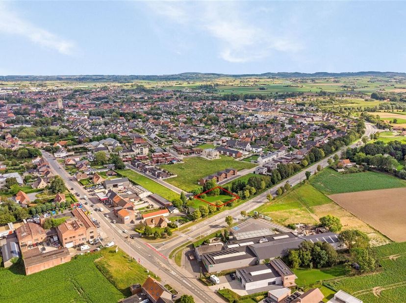 Met uitermate veel trots mogen wij dit mooi stuk bouwgrond aanbieden te Poperinge. Deze bouwgrond is uiterst centraal gelegen, dit binnen de ring van