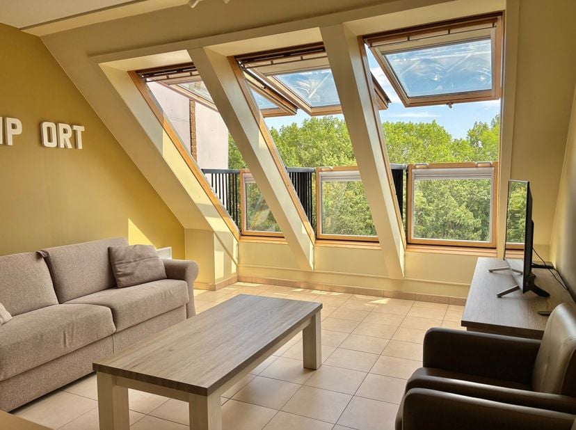 Dit zonnig appartement is gelegen op de 5de verdieping van een nette residentie, centraal in Nieuwpoort-bad. Indeling: inkom, Zuid-gerichte leefruimte