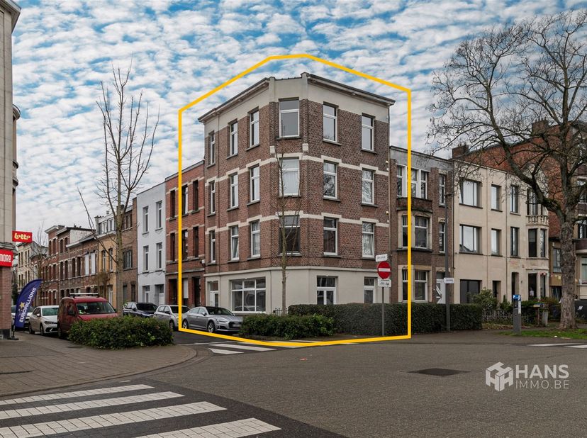 Van Lissumstraat 50 – 2100 Deurne<br />
<br />
Opbrengsteigendom met 4 appartementen (totale bewoonbare opp. ca. 207 m²)<br />
niet vergund op plan