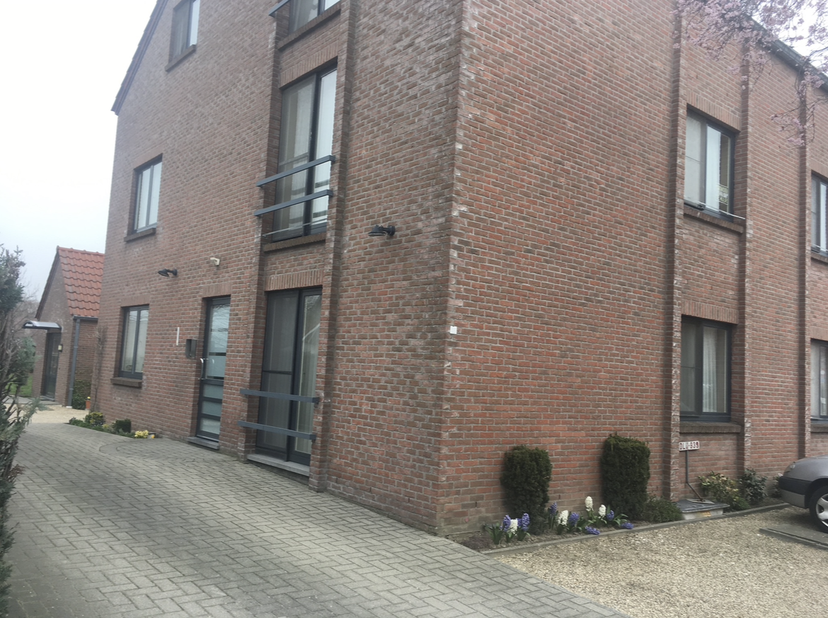 Mooi appartement met 2 slaapkamers, ingerichte keuken, ruime woonkamer, berging,  ev staanplaats auto (25€/mnd),gemeenschappelijke tuin in het centrum