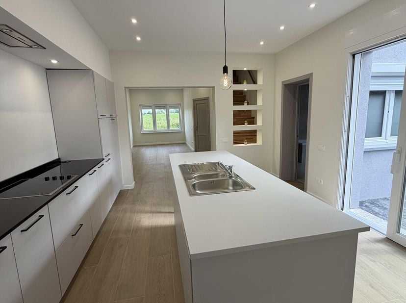 Deze pas gerenoveerde charmante woning is rustig gelegen, recht tegenover een mooi wandelpark met parkeergelegenheid, basisschool op loopafstand en wi