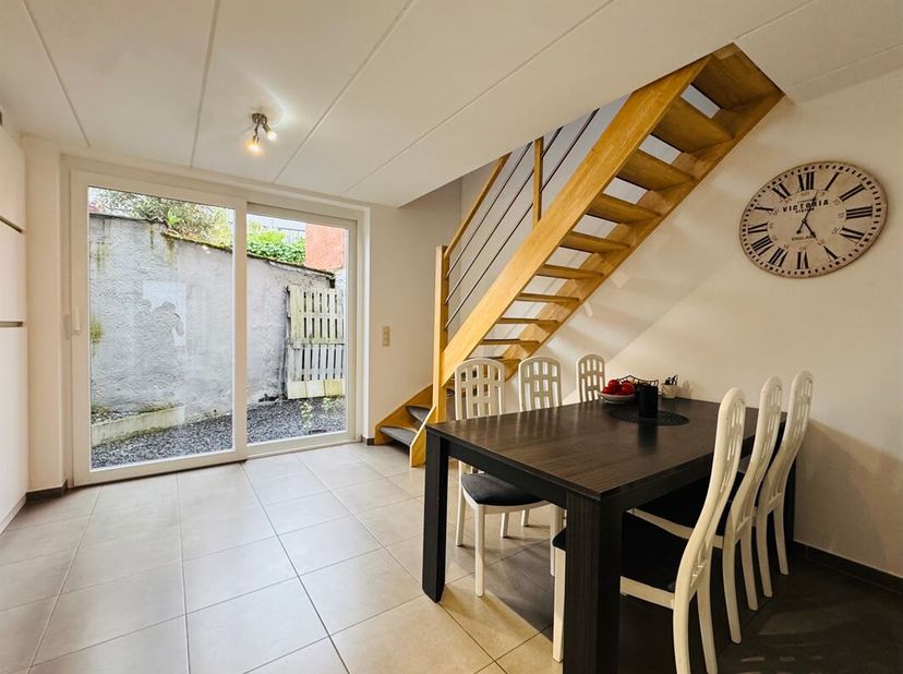 Deze gezellige woning is gelegen op een zeer goede ligging te Sint-Niklaas. U beschikt over een volledig geïnstalleerde keuken, een patio en voldoende