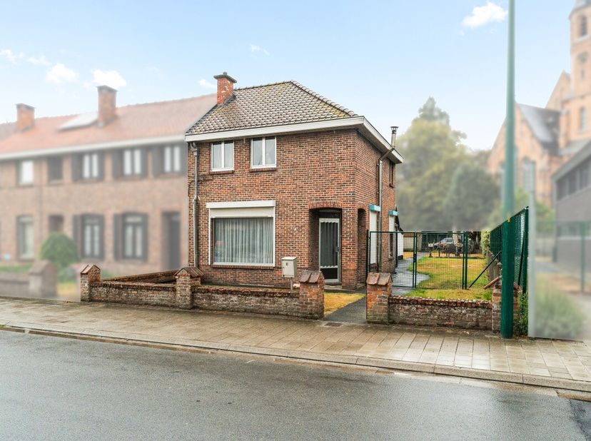 Woning met veel potentieel op een mooi perceel aan de rand van Eeklo Op een leuke en rustige locatie aan de rand van Eeklo vinden we deze halfopen beb