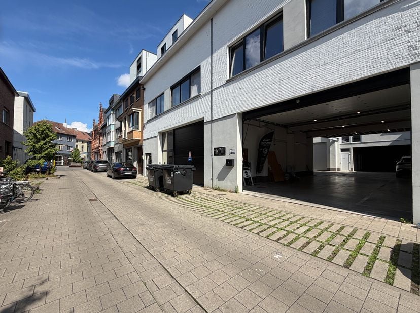 1 opslagruimte/ magazijn/ atelier aan Ledebergplein te huur (gelijkvloers). Centraal gelegen nabij de Brusselsesteenweg met vlotte verbinding naar het