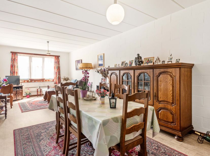 Dit verzorgd gelijkvloers appartement is uniek gelegen in een doodlopende straat te Zandvliet. Het is hier bijzonder rustig wonen en toch vindt u wink