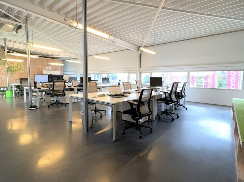 650m² de bureaux/showroom commercialement situés avec 14 places de parking extérieures<br />
Emplacement : visibilité le long de la Kortrijksesteenweg