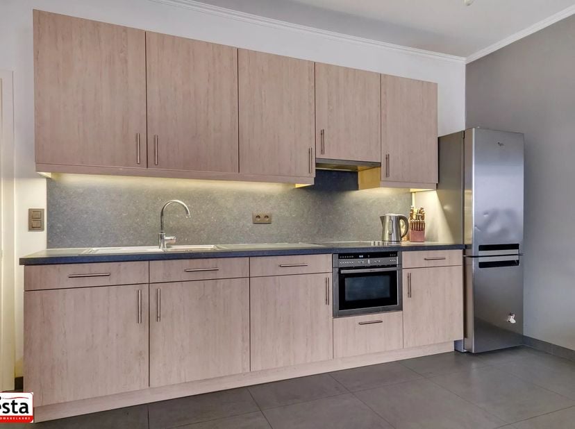 Nabij de Grote markt ligt dit instapklaar appartement.<br />
Naast een lichtrijke woonkamer vind je er een degelijke ingerichte keuken en een ruime sl