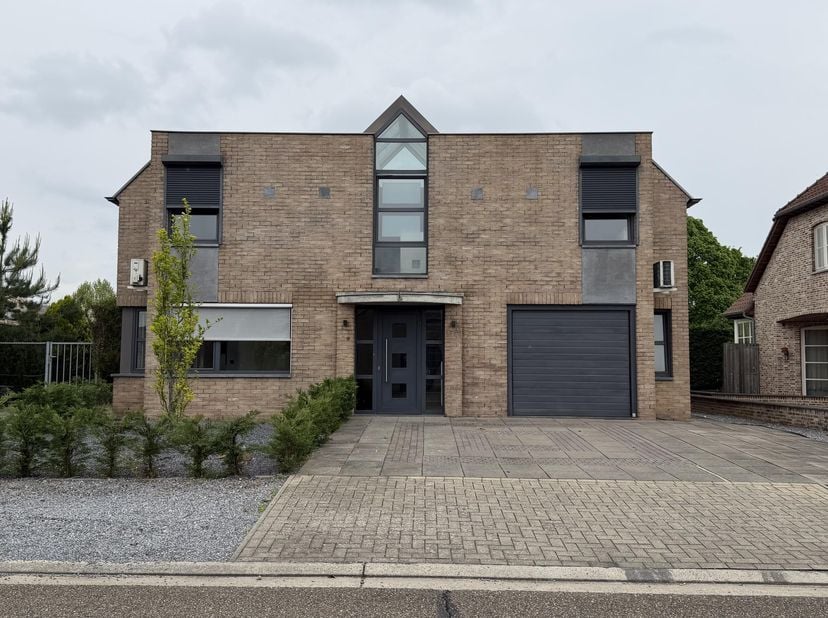 Deze ruime gezinswoning is gelegen aan de A. Nobelstraat 26 in Smeermaas (Lanaken), een rustige en aangename woonomgeving met een uitstekende bereikba