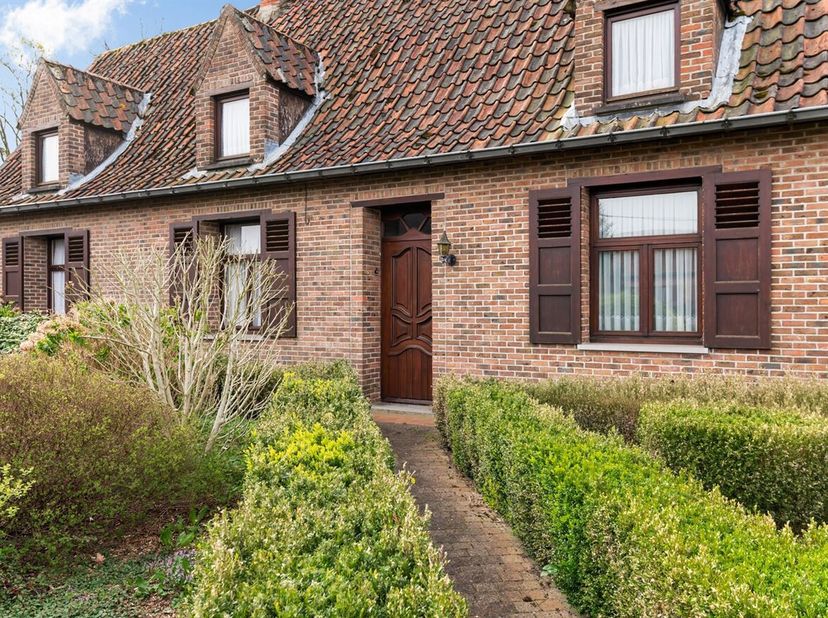 De woning bevindt zich in een rustige en aangename straat met een vlotte bereikbaarheid naar het centrum van Sinaai en omliggende gemeenten.<br />
Met