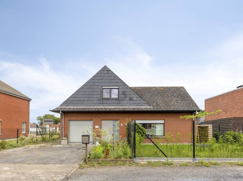 Bent u op zoek naar een droomwoning met enorm veel potentieel en een prachtig uitzicht? Dit op te frissen huis in Veldegem biedt een bewoonbare opperv