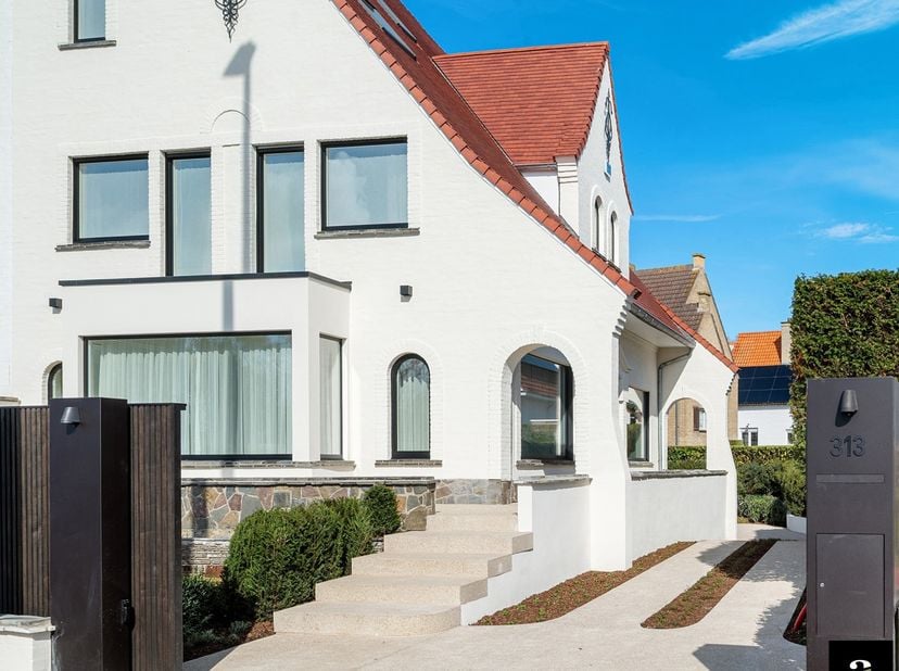 <br />
<br />
Située dans un emplacement d’exception à Duinbergen, à deux pas de la plage, cette villa jumelée a bénéficié d’une rénovation de haut st
