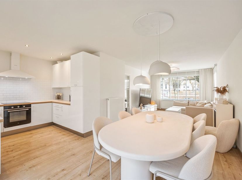 Instapklare woning met 3 slaapkamers op een TOPlocatie te Schoten! Indeling: Deze verzorgde woning verwelkomt u via een ruime inkomhal met apart gaste