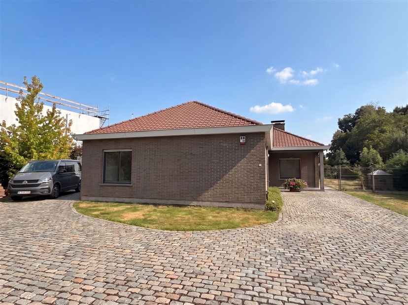 Cette agréable maison de plain-pied rénovée offre un agencement confortable et fonctionnel. Elle se compose d’un hall d’entrée avec WC séparé, d’un sé