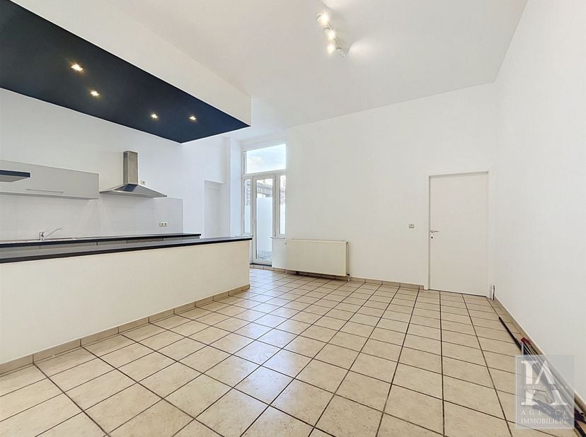 Situé à proximité immédiate des commerces, transports, écoles et de toutes les commodités, ce bel appartement 2 chambres vous séduira par son confort,