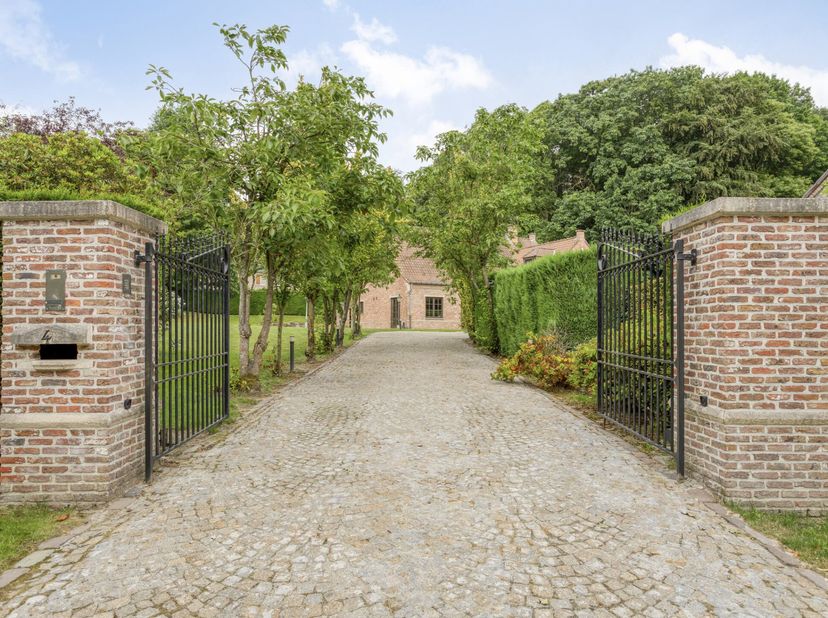 À la recherche d’une villa élégante alliant espace, confort et intimité ? Cette magnifique propriété saura vous séduire par ses beaux volumes, son env