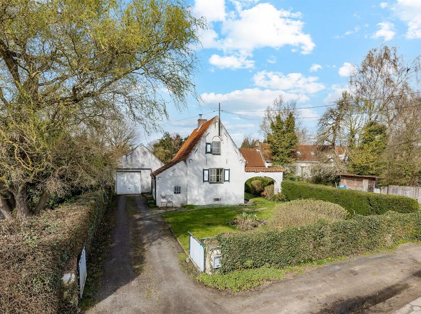 Prachtige charmante woning met veel authentieke elementen, en grote tuin!<br />
Deze woning is gelegen in Heusden, nabij de dorpskern. Vlot te bereike