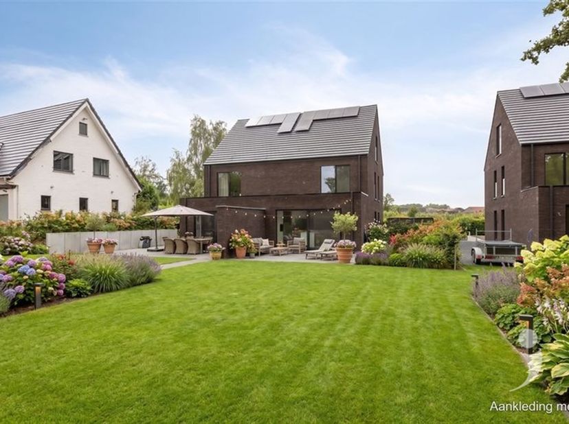 Belle maison neuve dans le centre de Loksbergen. Ce bien semi-détaché est situé sur un joli terrain de 6a 32ca. Un salon spacieux avec une cuisine ouv