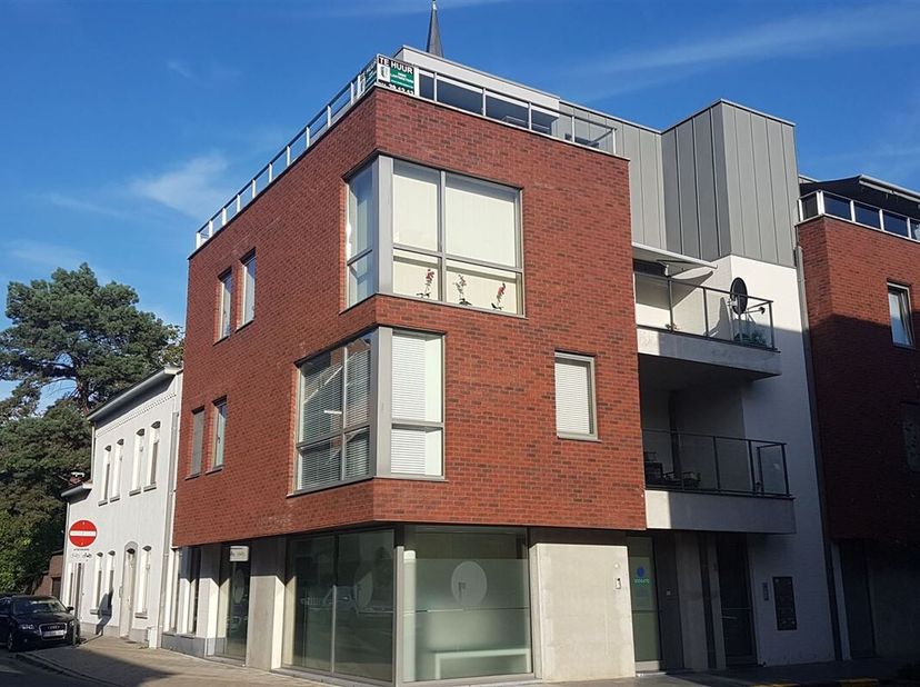 Centraal gelegen 2 slaapkamer appartement in het centrum van Diepenbeek. <br />
Het appartement bevindt zich op de derde verdieping en heeft de volgen