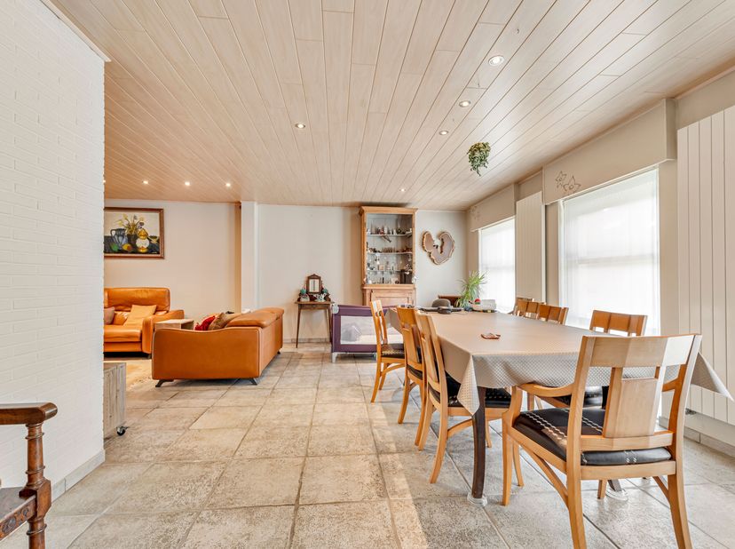 Ruime woning, boordevol mogelijkheden (zelfstandige activiteit/cohouse/etc.)<br />
Gelijkvloers: Inkom, leefruimte, keuken, bergplaats, badkamer, ruim