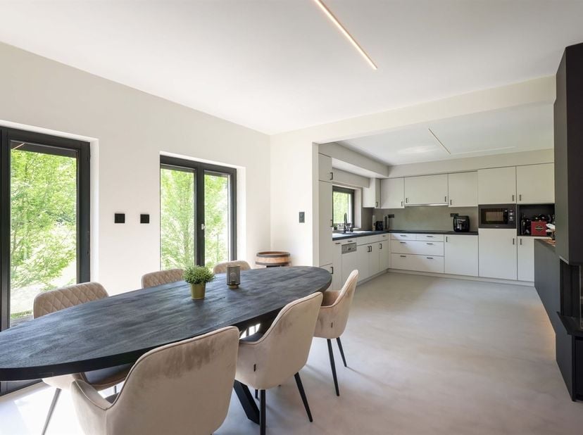 Prachtig gelegen energiezuinige open bebouwing op een perceel van 11a 50ca in residentiële groene woonomgeving<br />
<br />
Omgeving:<br />
+ Geleg