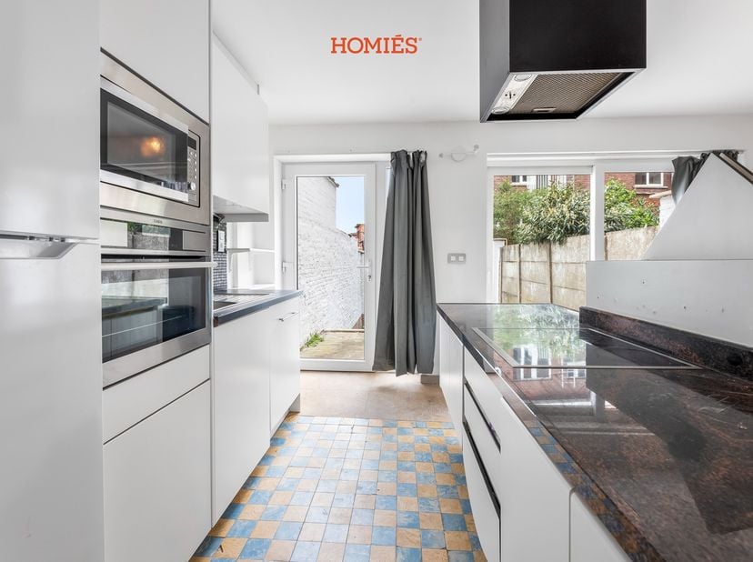 Welkom in dit charmant en authentiek appartement, gelegen op een strategische toplocatie aan de Geldenaaksevest 10 in Leuven. Dankzij de ligging vlakb