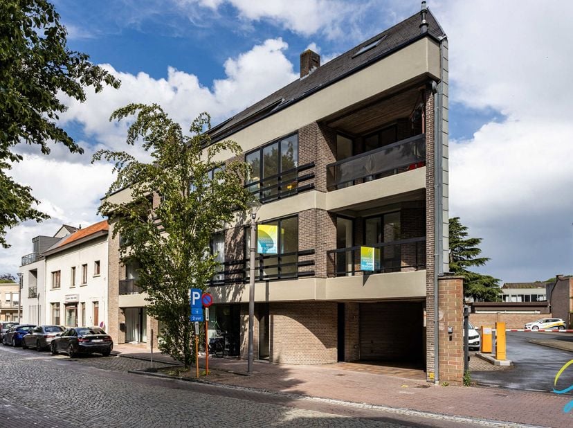 TE KOOP – VOLLEDIG GERENOVEERD APPARTEMENT – DE DECKERSTRAAT 24 W1, ZELE<br />
In de gemeente Zele bieden wij dit volledig gerenoveerde appartement (2