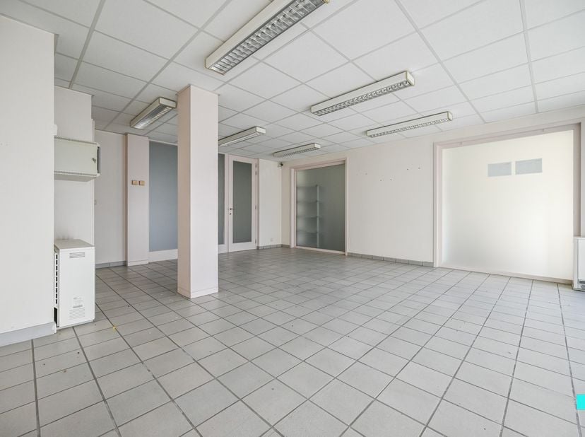 Deze commerciële ruimte beschikt over een bruikbare vloeroppervlakte van ca. 114 m² (volgens EPC-attest) en is gelegen op een toplocatie in het hart v