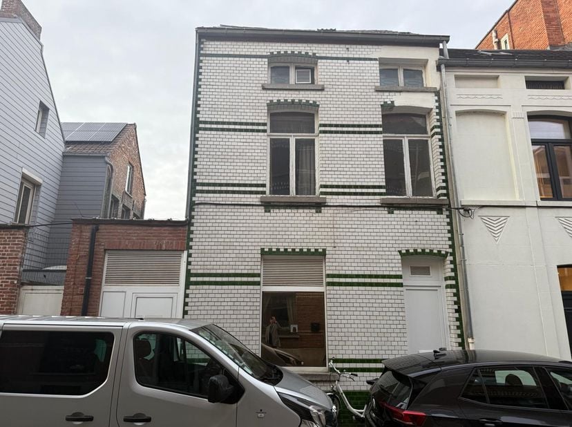 Te renoveren woning op centrale ligging in Mechelen. Er is recentelijk een vergunning afgeleverd voor een eensgezinswoning. Plannen en vergunning besc
